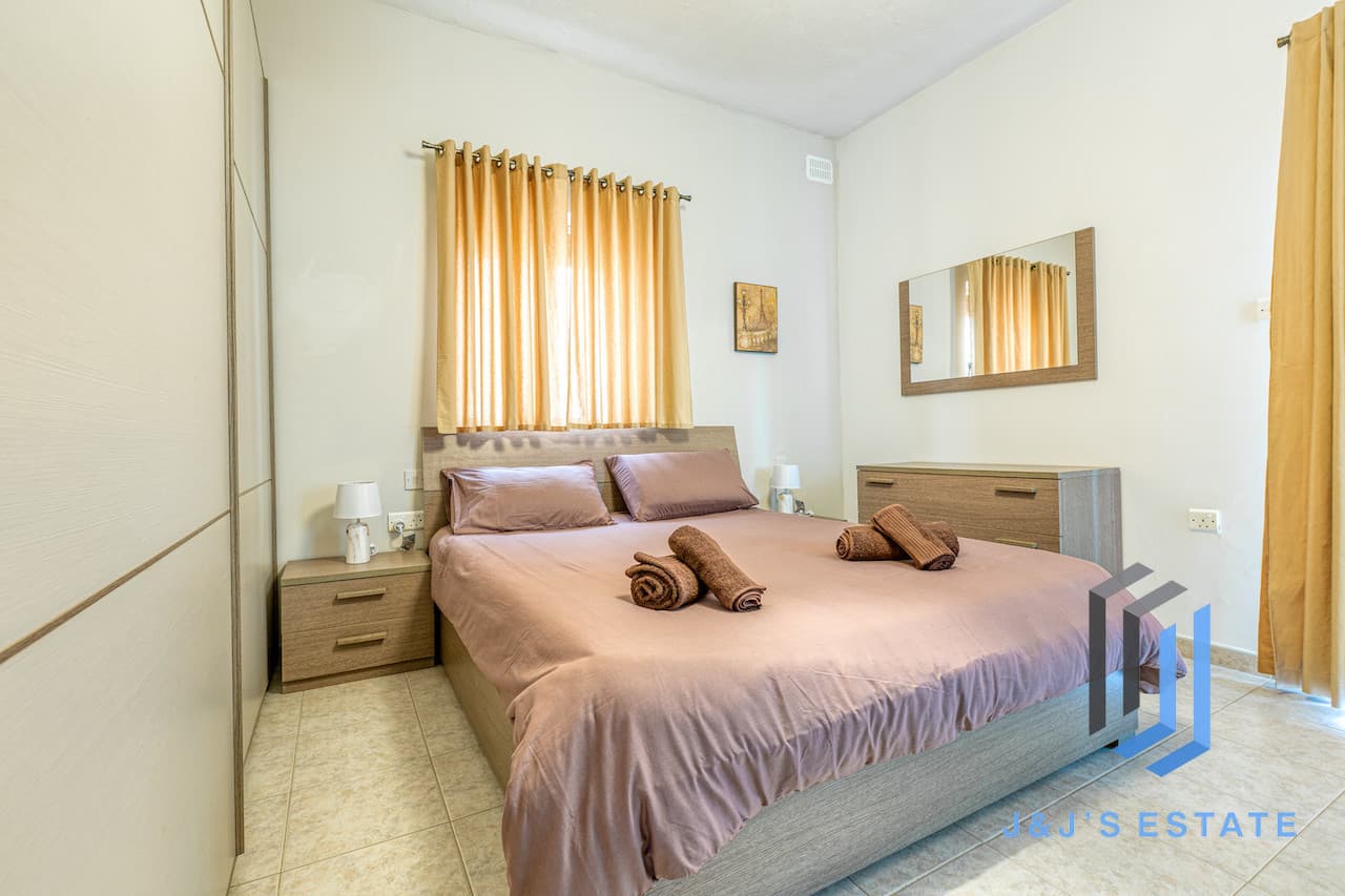 Three-bedroom furnished apartment with sea view in Pembroke · 14