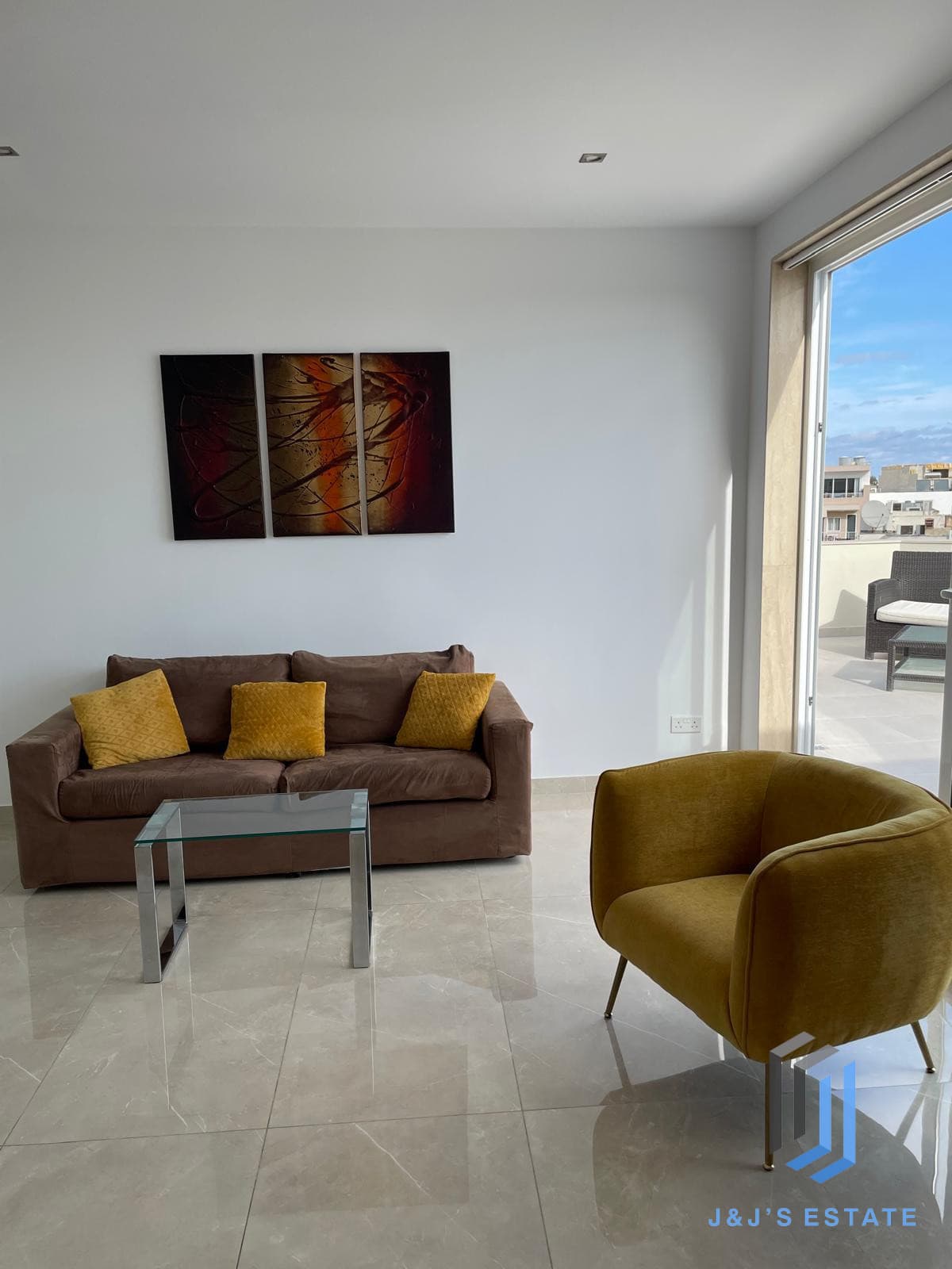 One-bedroom furnished penthouse with city views in Swieqi · 1