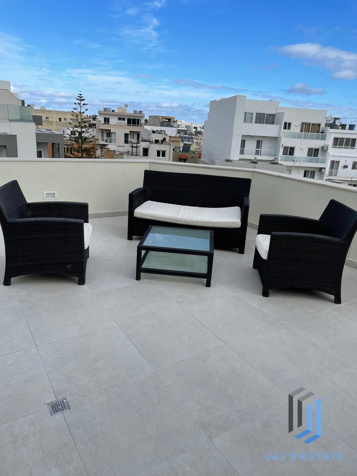 One-bedroom furnished penthouse with city views in Swieqi · 3