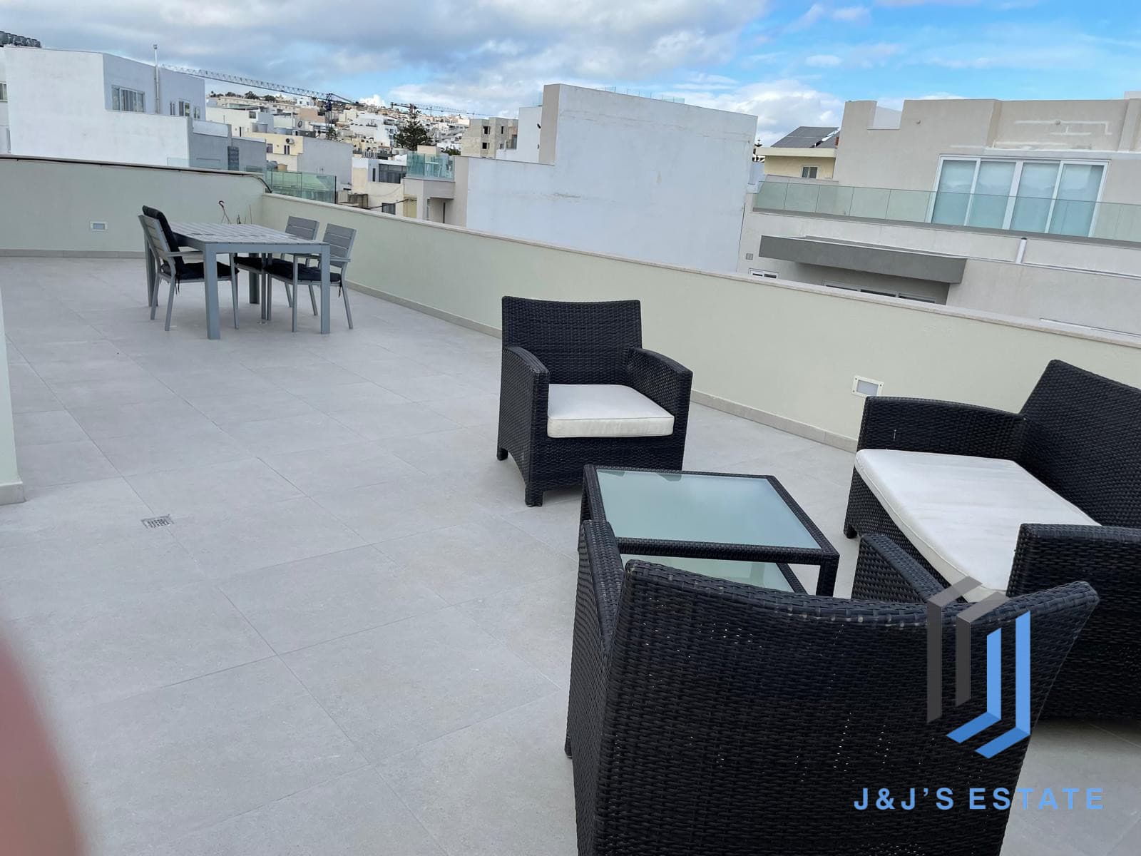 One-bedroom furnished penthouse with city views in Swieqi · 5