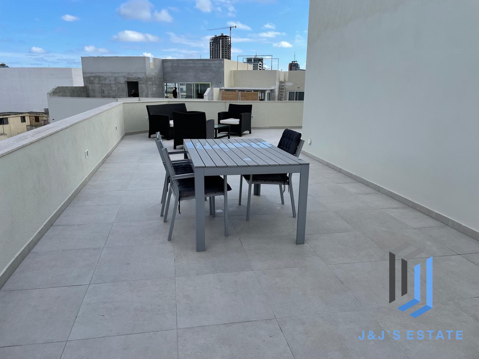 One-bedroom furnished penthouse with city views in Swieqi · 2