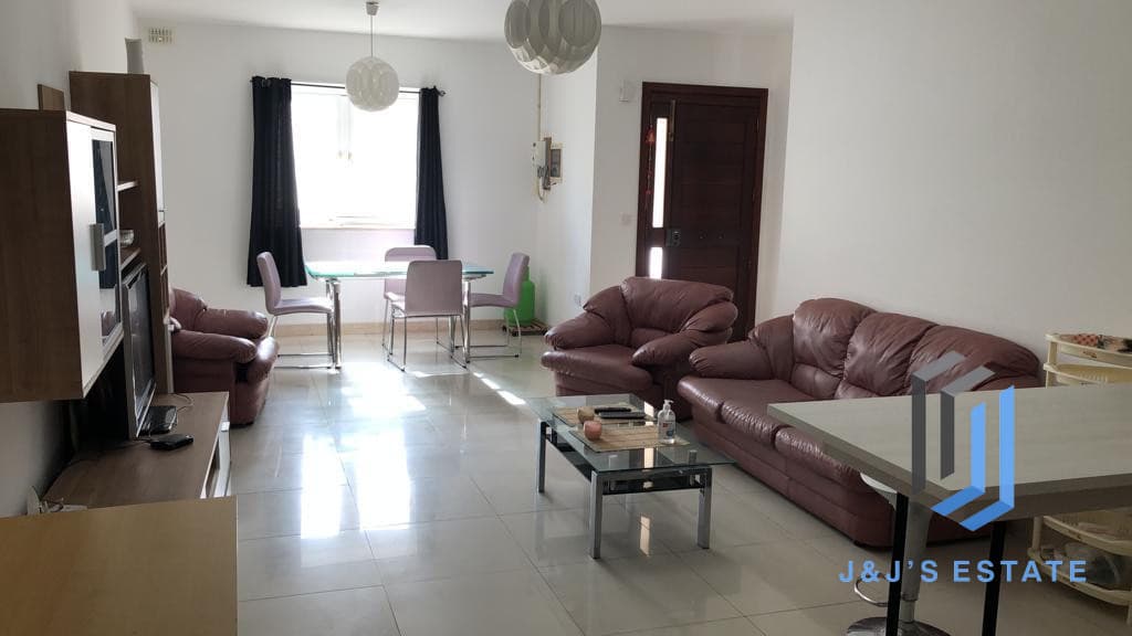 Three-bedroom maisonette with sea view in Birżebbuġa · 1