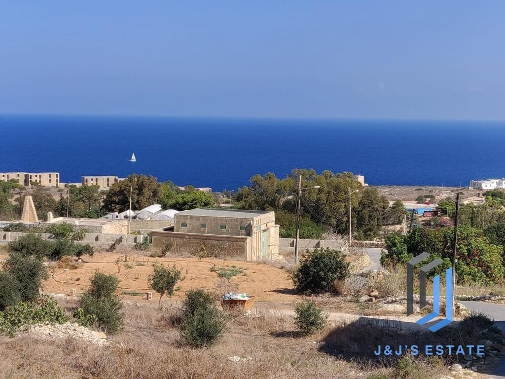 Sea Front Maisonette 3 Bedrooms in Madliena · 2