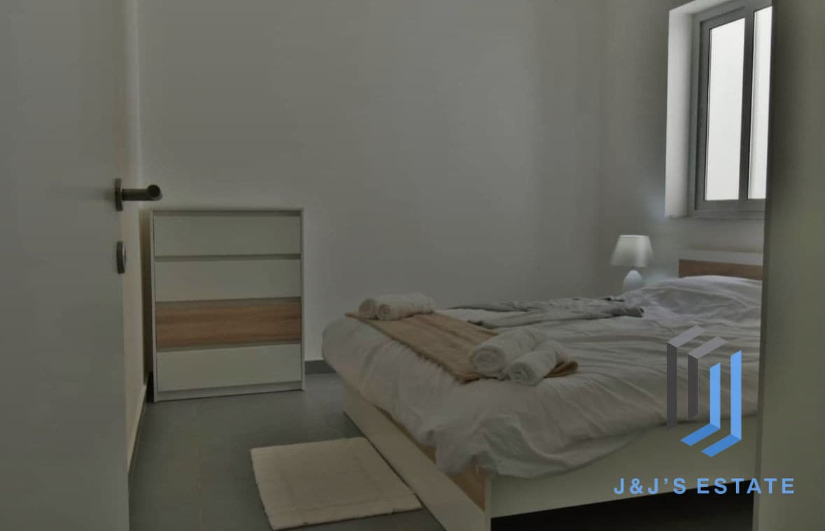 Furnished two-bedroom apartment with balcony in Gżira · 4