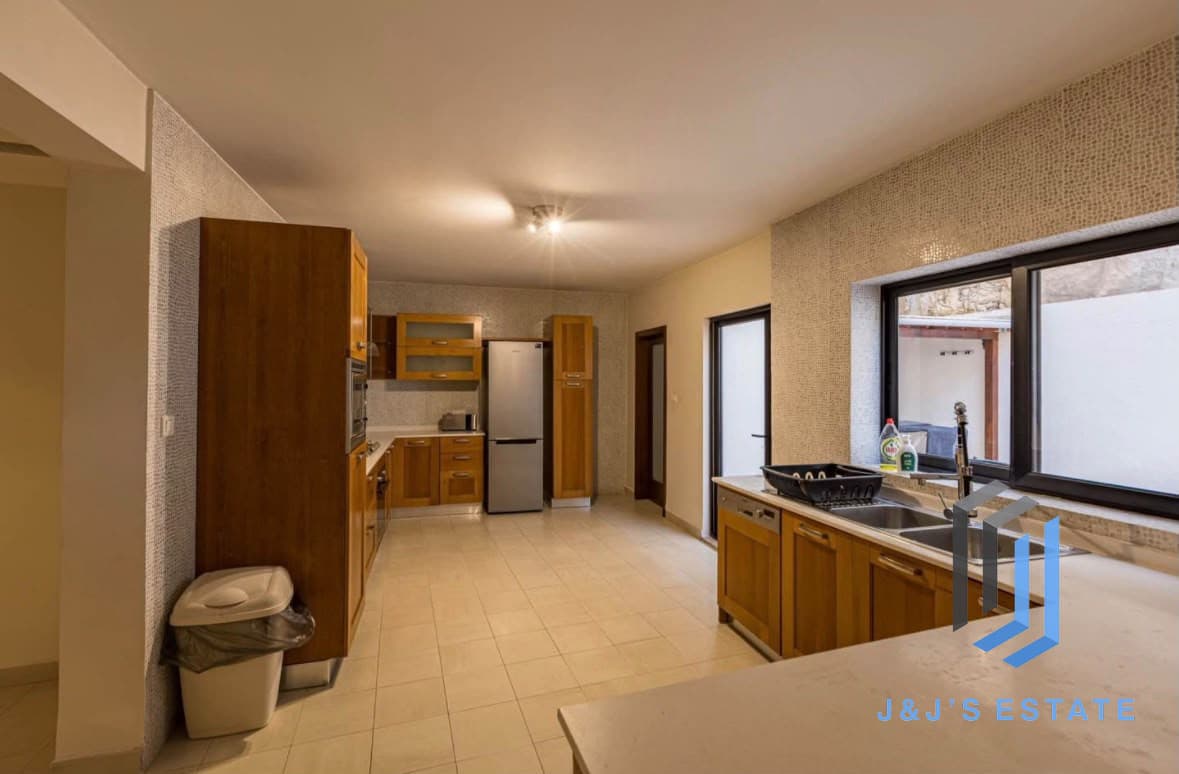 Fully furnished 4-bedroom duplex with garage in Kappara · 4