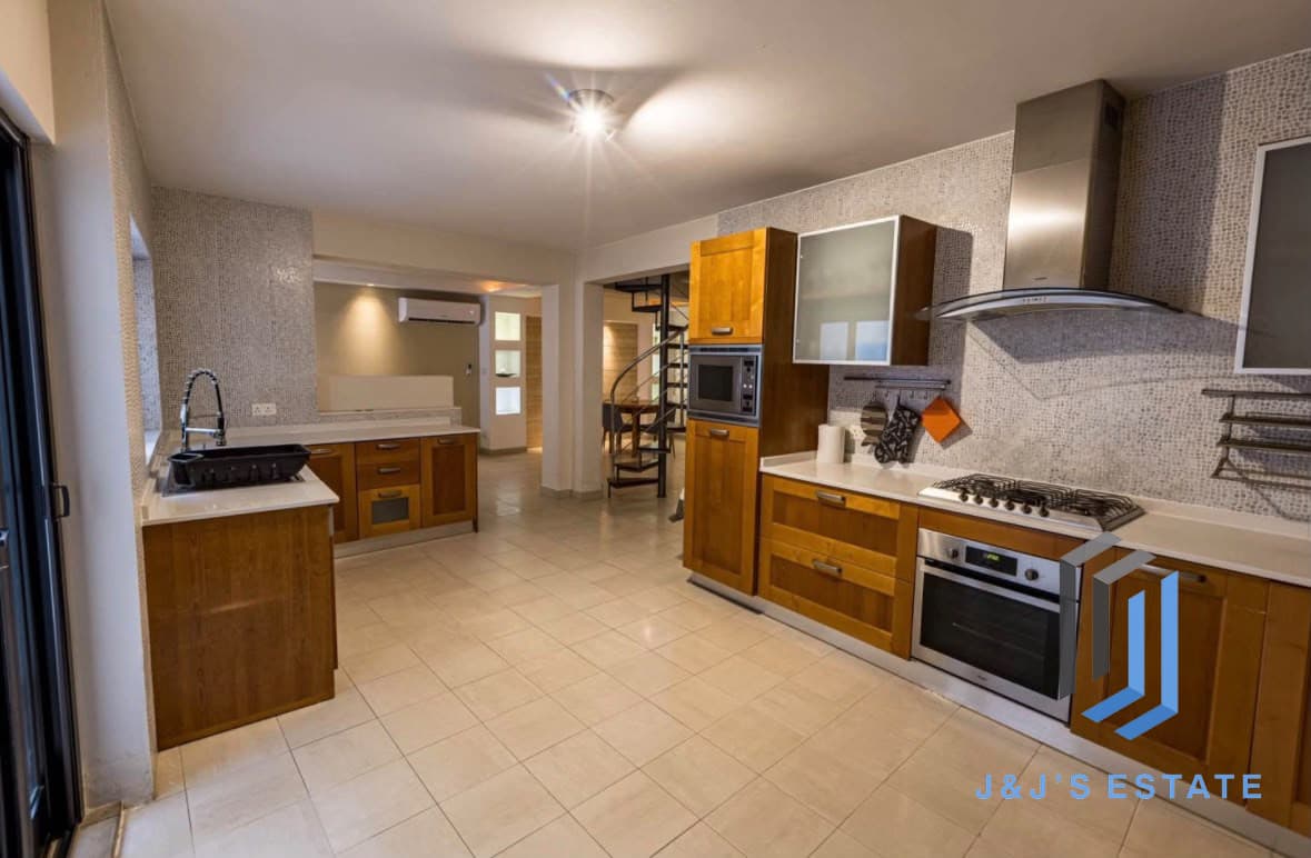 Fully furnished 4-bedroom duplex with garage in Kappara · 5