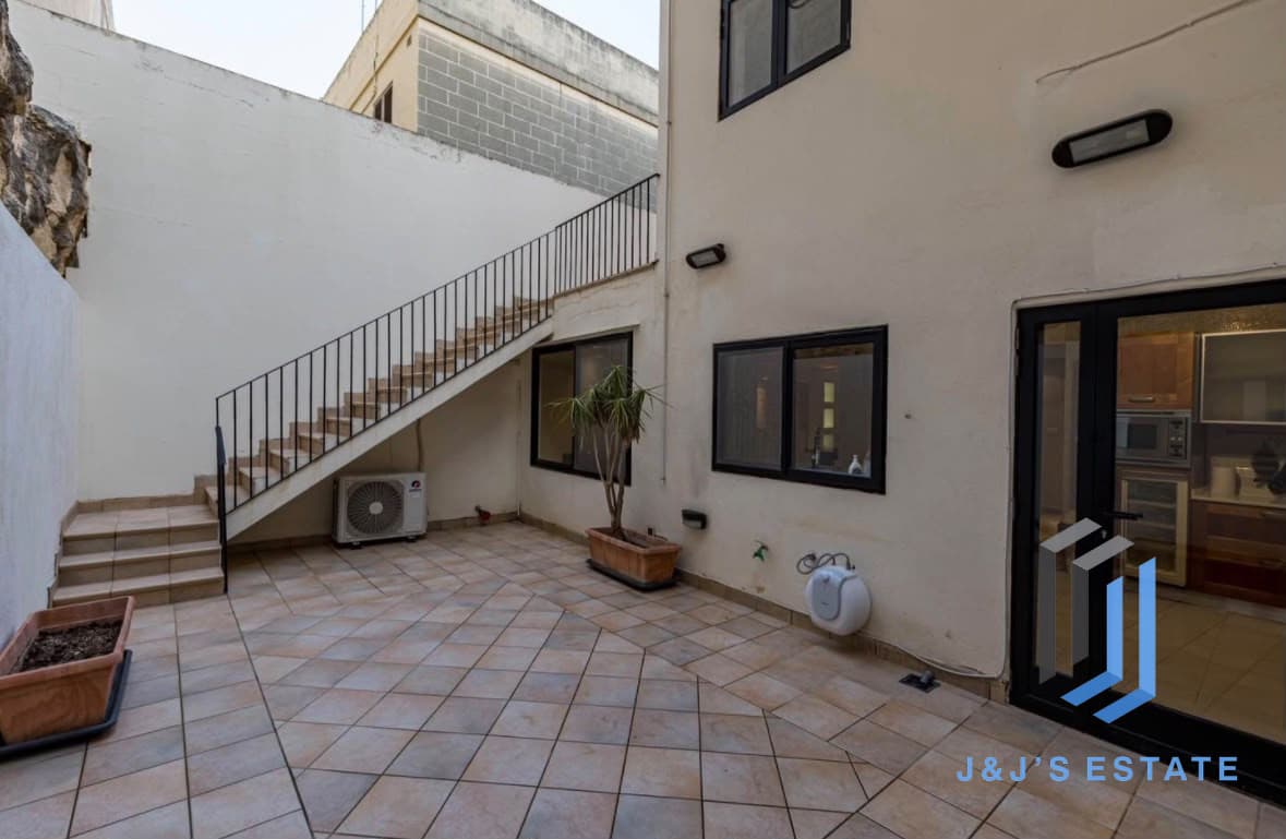 Fully furnished 4-bedroom duplex with garage in Kappara · 9