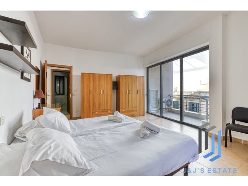 Fully furnished 2-bedroom apartment with panoramic views in St Julian's · 12