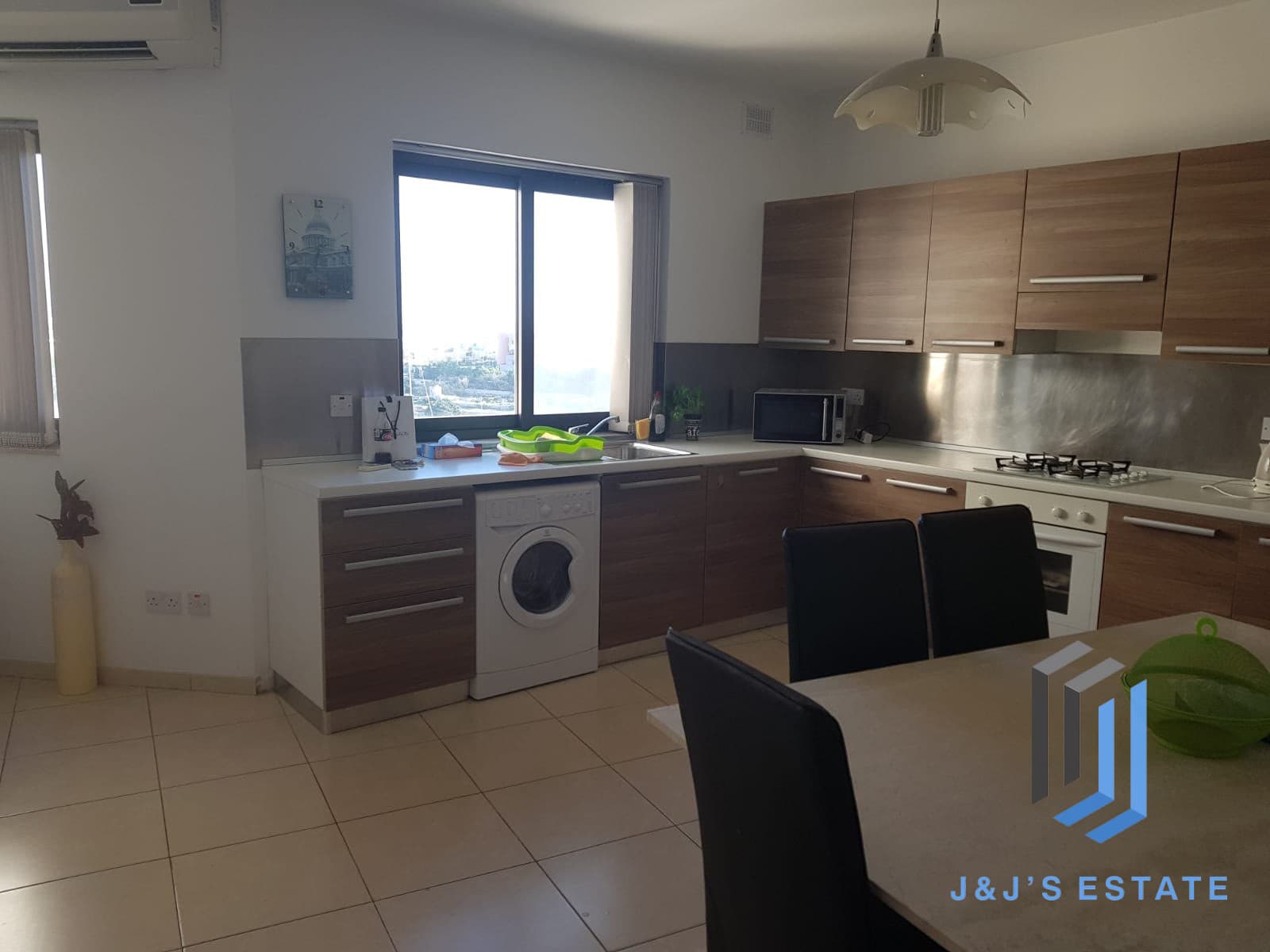 Furnished 2-Bed San Gwann Apartment with Panoramic Views · 4