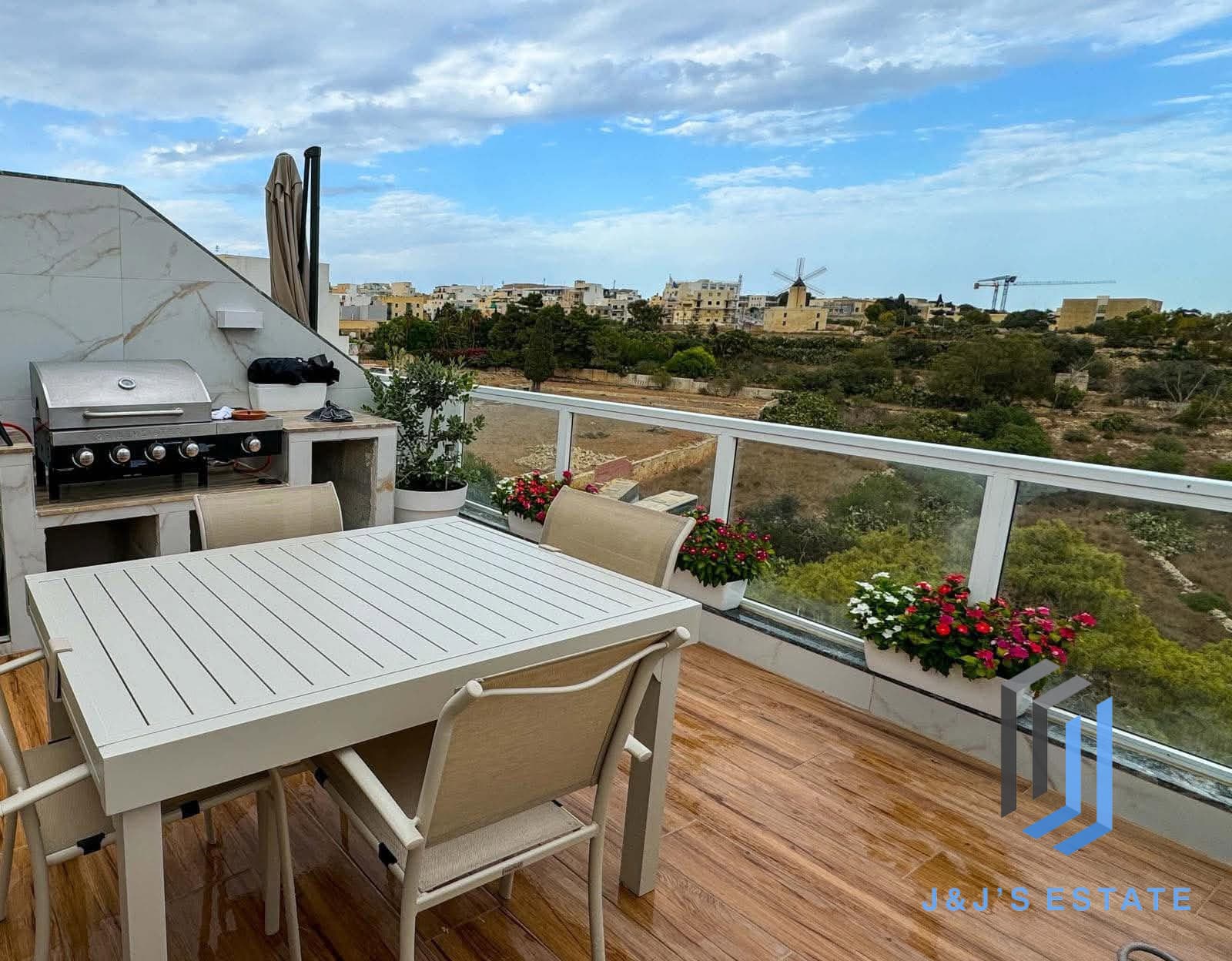 Furnished 2-Bed Duplex Penthouse, Naxxar · 5