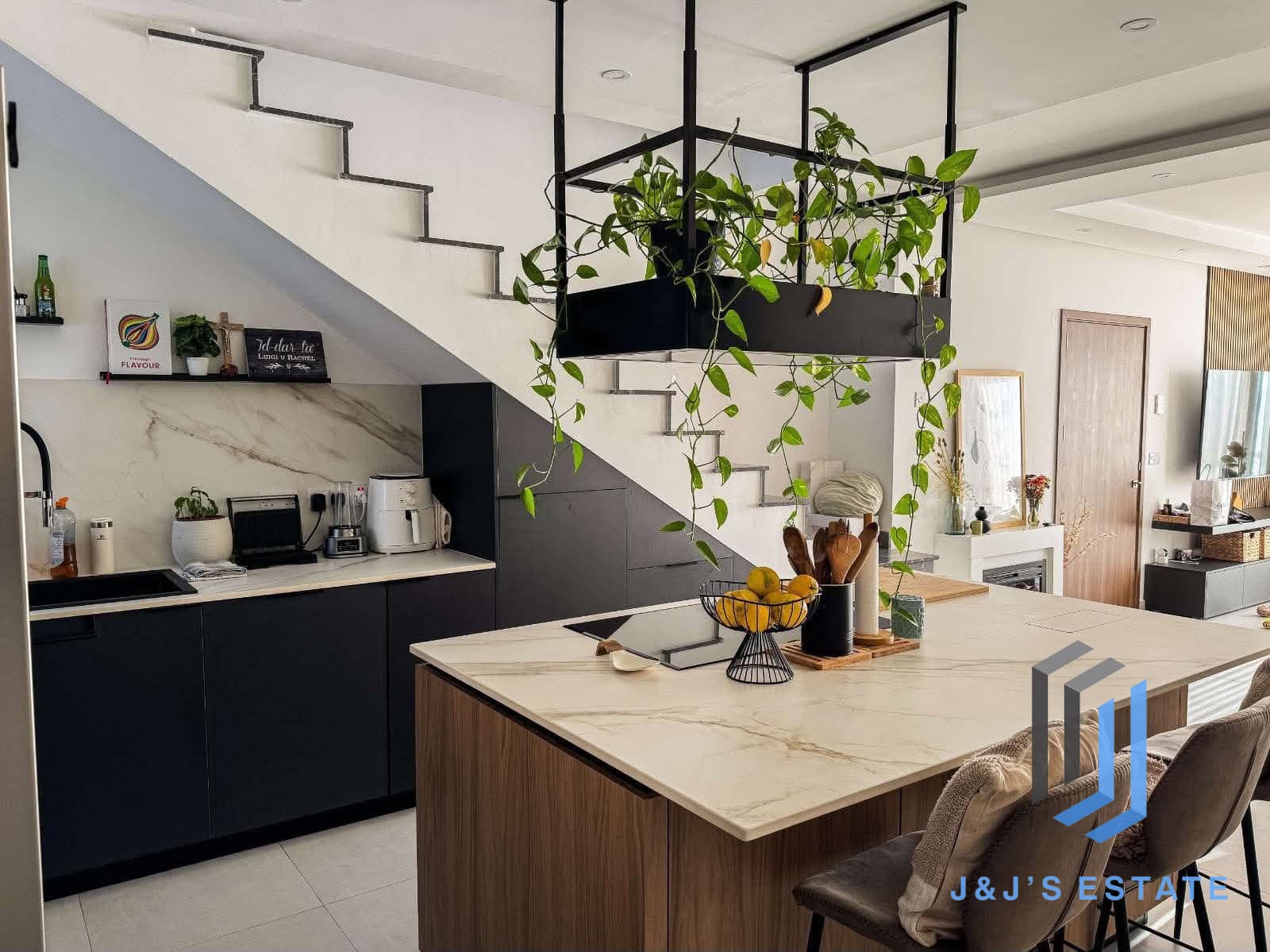 Furnished 2-Bed Duplex Penthouse, Naxxar · 2