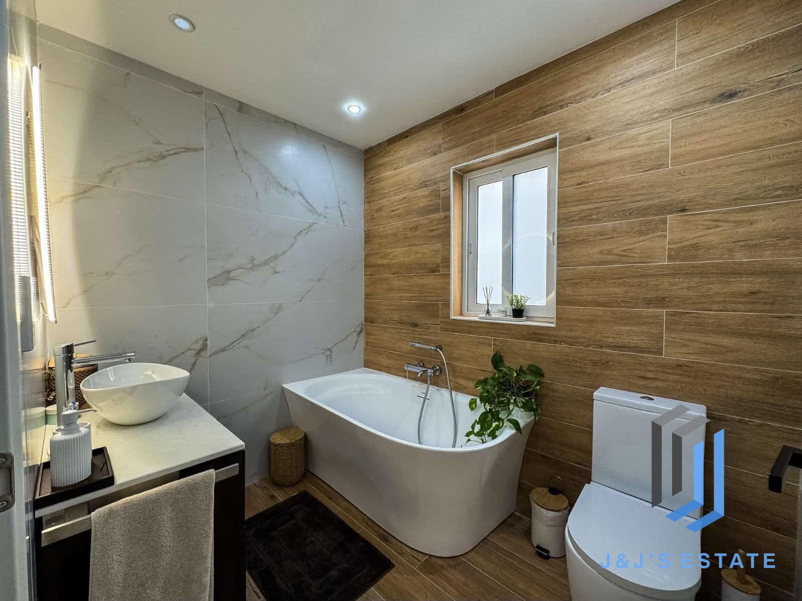Furnished 2-Bed Duplex Penthouse, Naxxar · 9