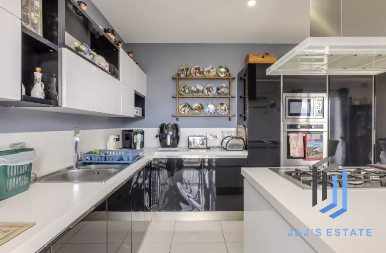 Furnished 2-Bed, 2-Bath Apartment in Qawra · 4