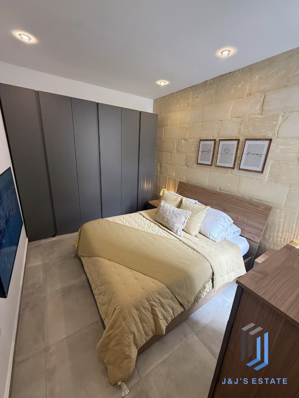 Bright 2-Bedroom Apartment in Central Sliema · 5