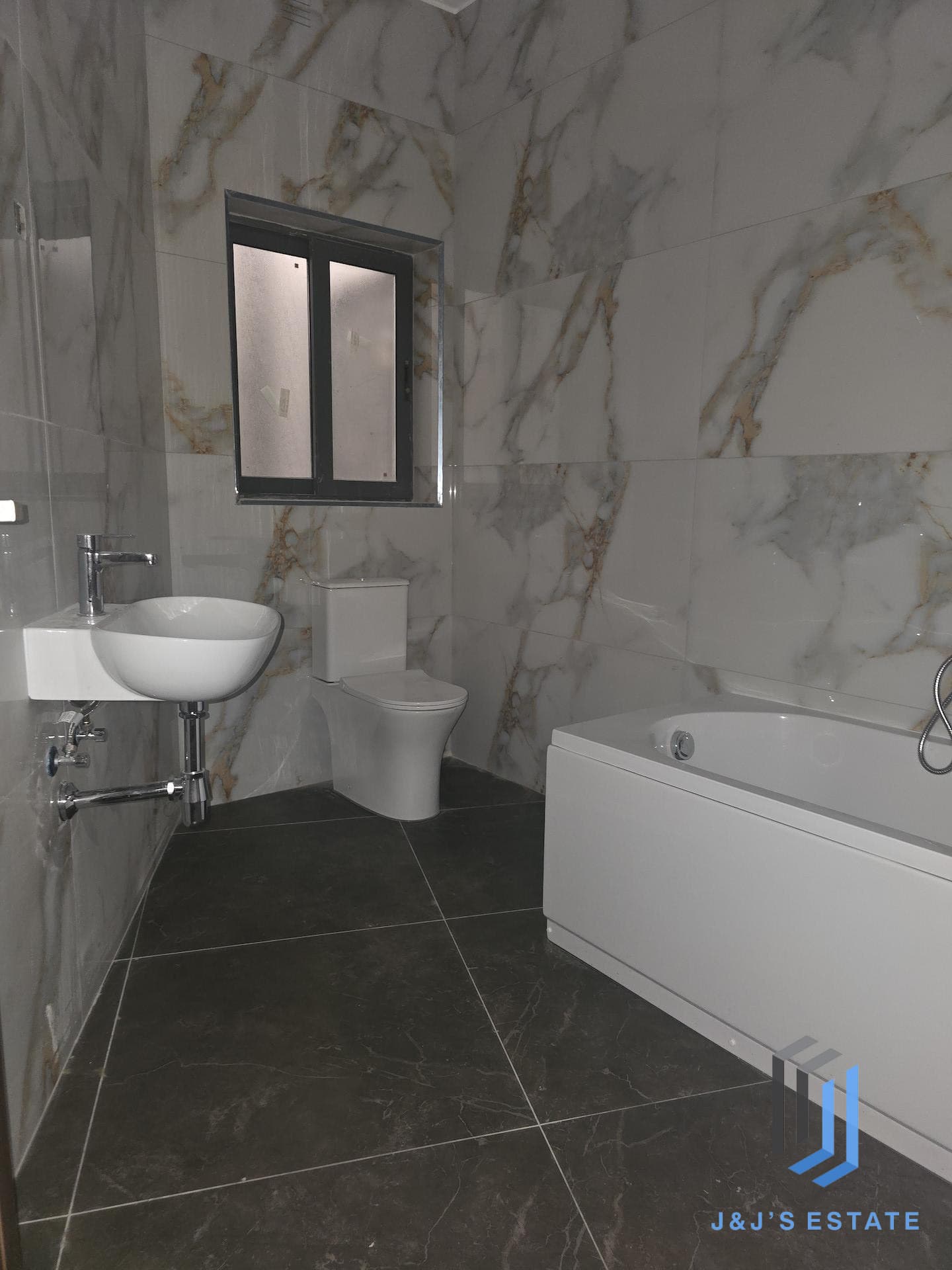 Spacious Modern 3-Bed Apartment in Attard · 11