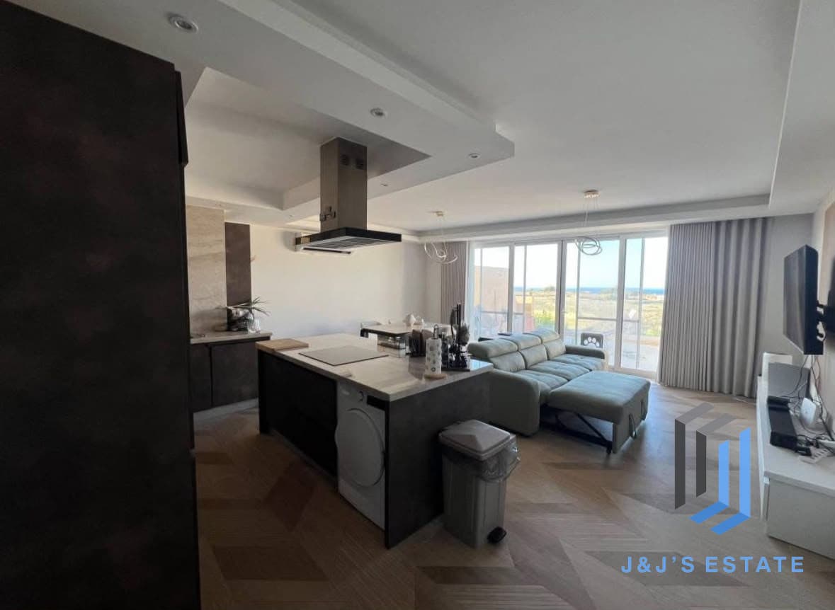 Three-bedroom furnished penthouse with pool, garage and panoramic views in Għarb · 2