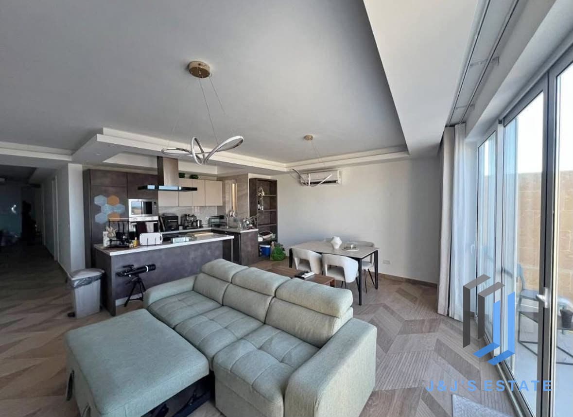 Three-bedroom furnished penthouse with pool, garage and panoramic views in Għarb · 1