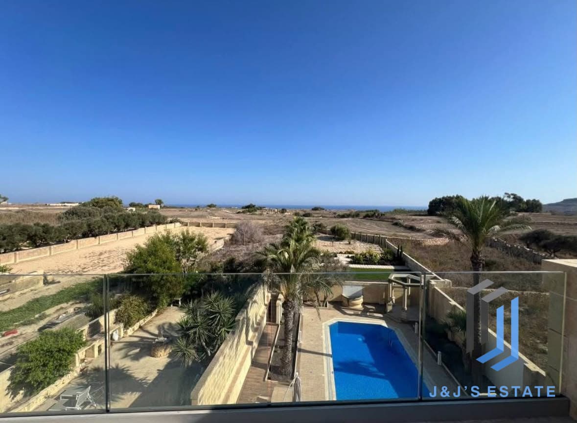 Three-bedroom furnished penthouse with pool, garage and panoramic views in Għarb · 4