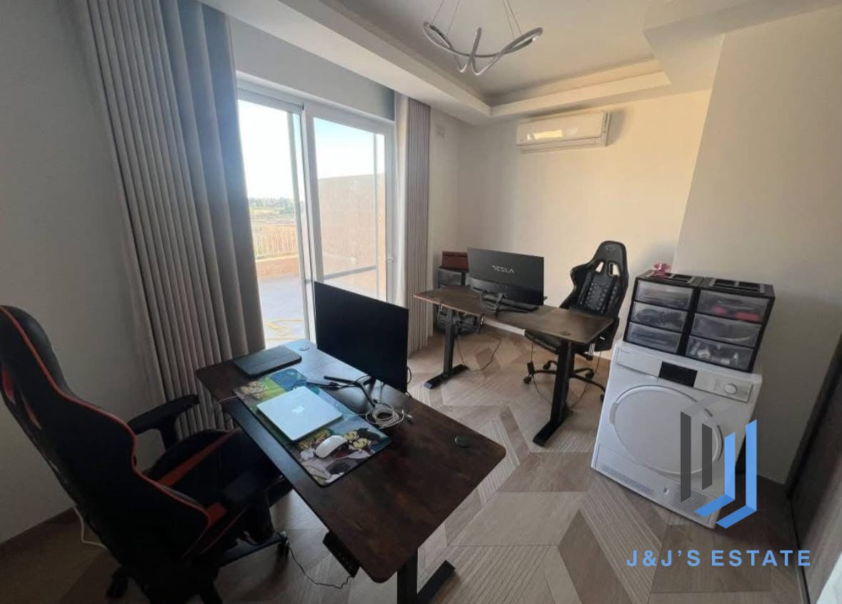 Three-bedroom furnished penthouse with pool, garage and panoramic views in Għarb · 7