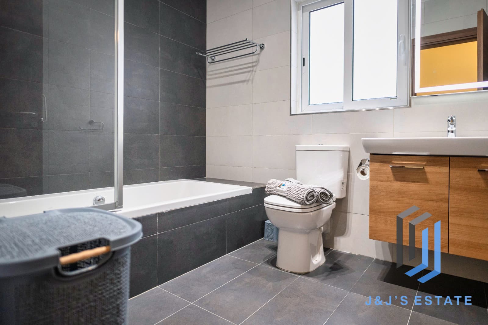 Furnished 3-Bed, 2-Bath Apartment in Sliema/Gzira Side · 32