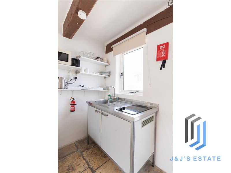 Furnished 1-Bedroom Apartment in Valletta · 17
