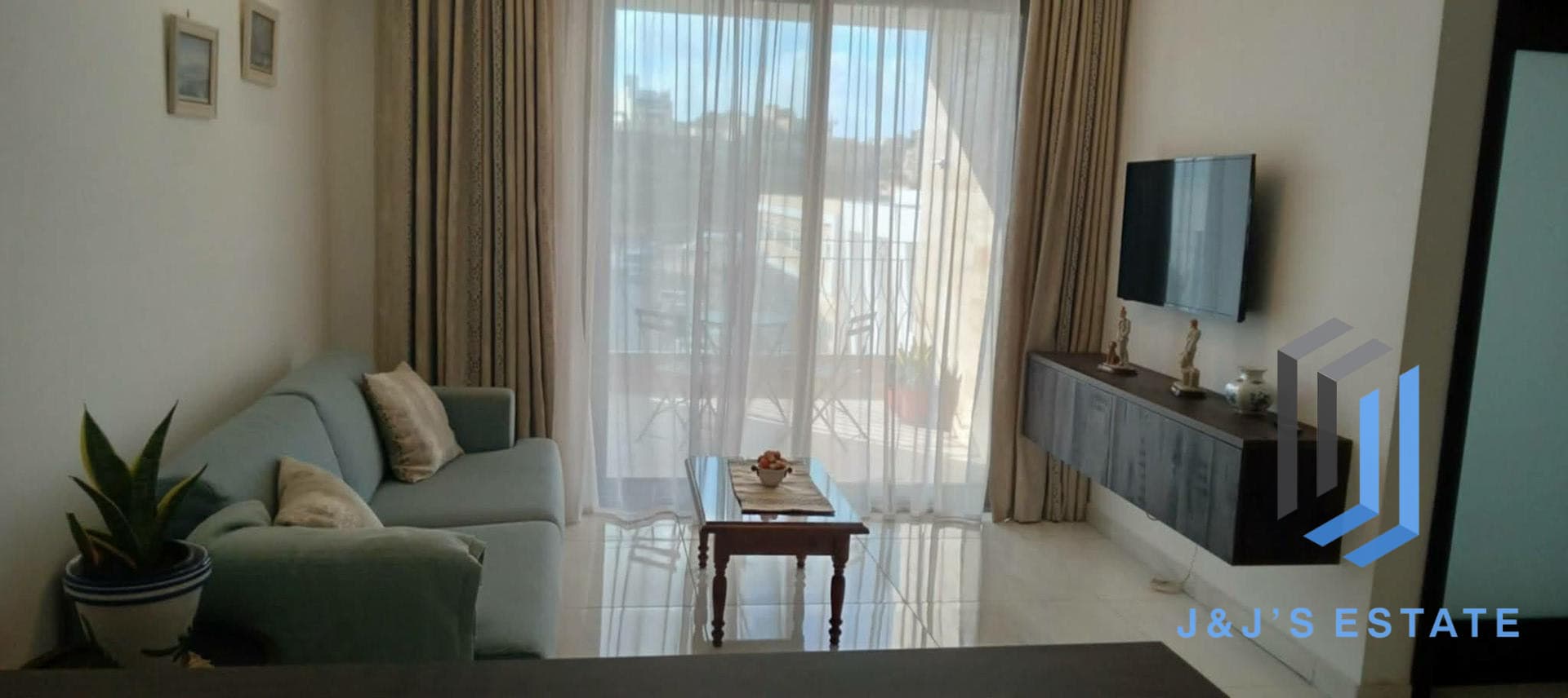 Furnished 3-Bed Apartment in Pembroke