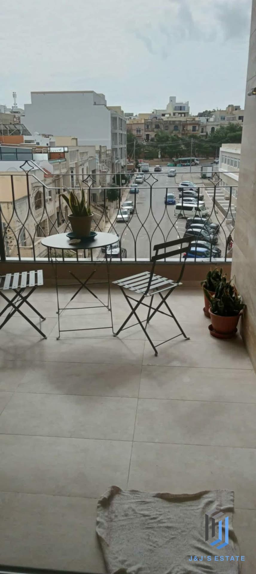 Furnished 3-Bed Apartment in Pembroke · 3