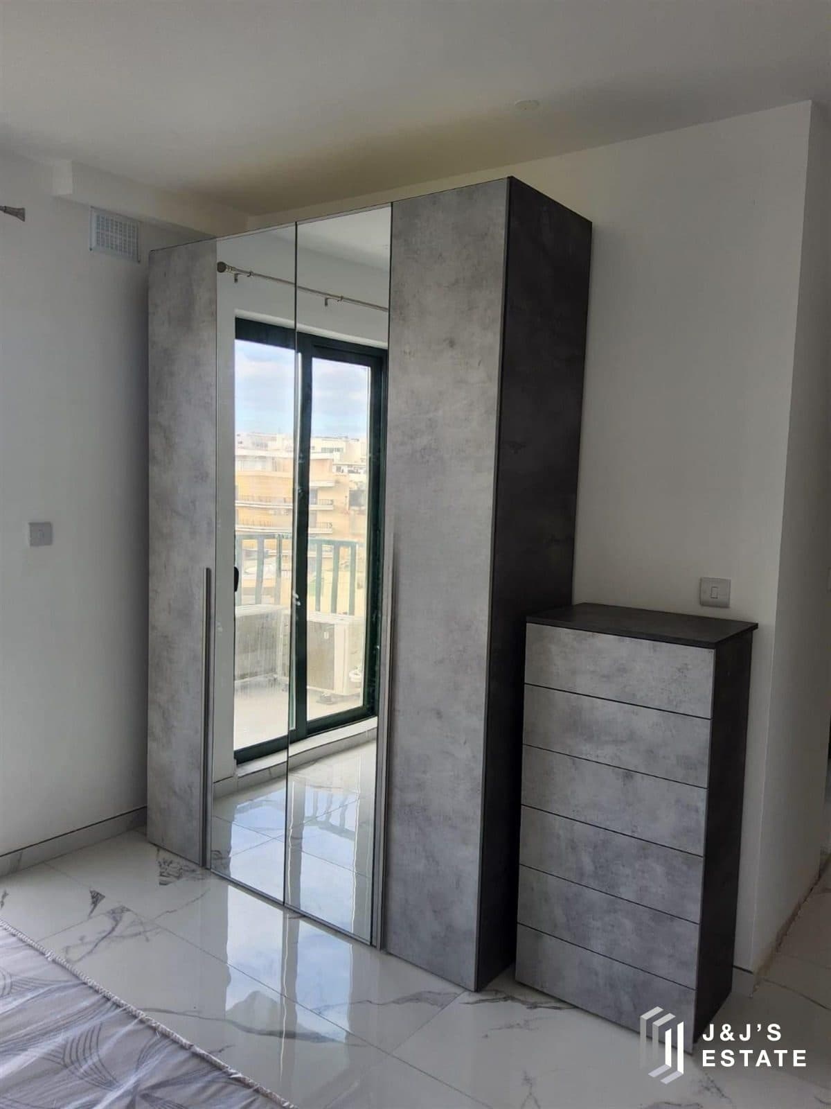Three-Bedroom Apartment for Long-Term Rent in Bugibba with Pool Amenity · 3