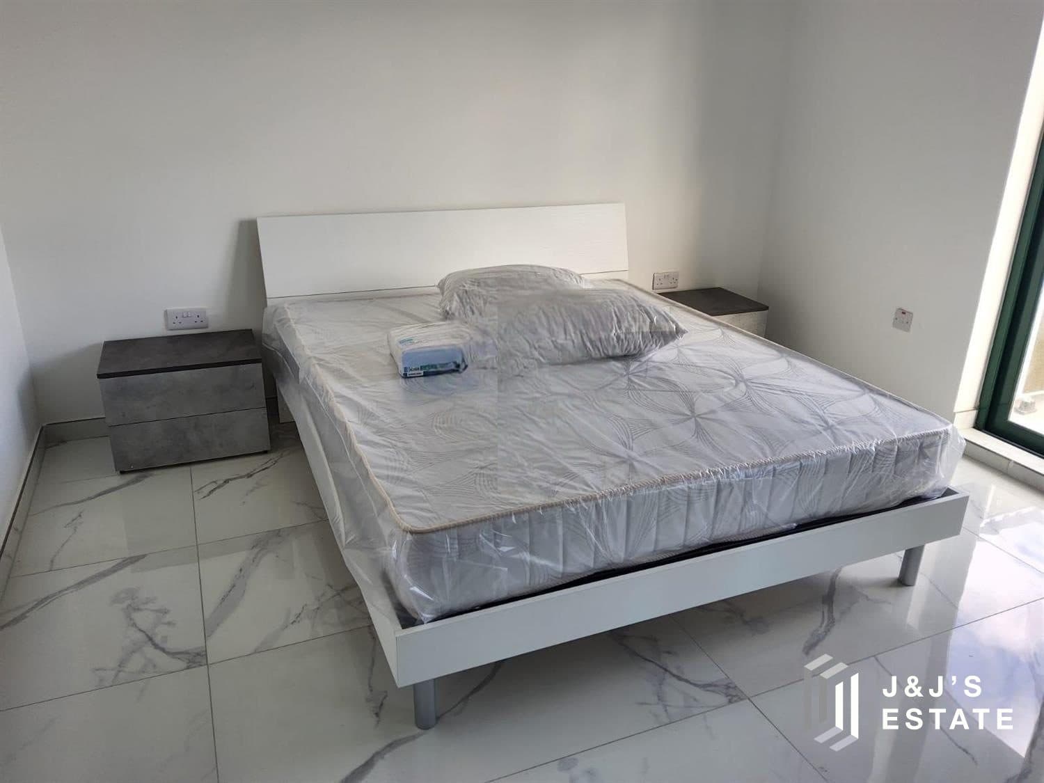 Three-Bedroom Apartment for Long-Term Rent in Bugibba with Pool Amenity · 6