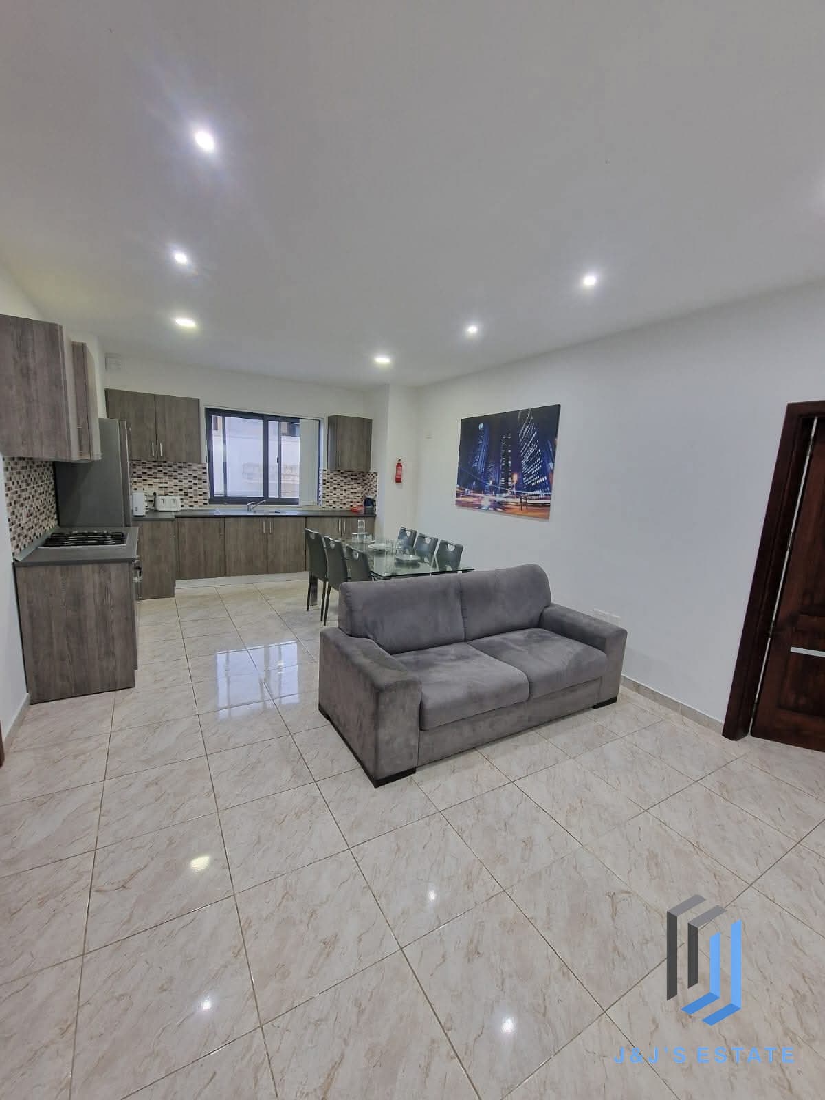 Apartamento amueblado de tres dormitorios en Qrendi
